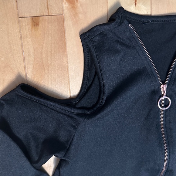 Black quarter sleeve dress with cutouts at the shoulders - Picture 3 of 4